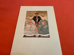 RITRATTO CINESE SETA RICAMATO DINASTIA QING MANDARINO CON LE MOGLI 16X11 CM - Foto 1 di 9