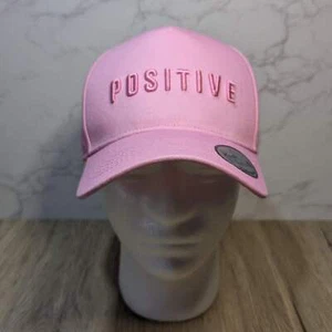 Gorra de béisbol Royal Stallion con eslogan positivo bordada en rosa, vibraciones positivas - Imagen 1 de 4