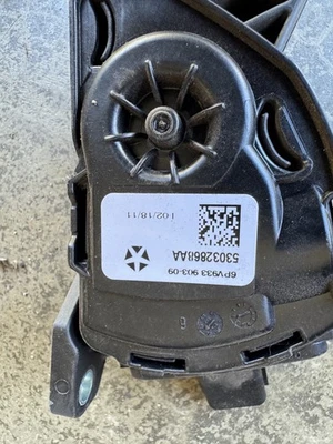 2007-2011 吉普牧马人 JK JKU 无限制原始设备制造商燃气踏板加速器 53032868AA — 第 1/3 张图片