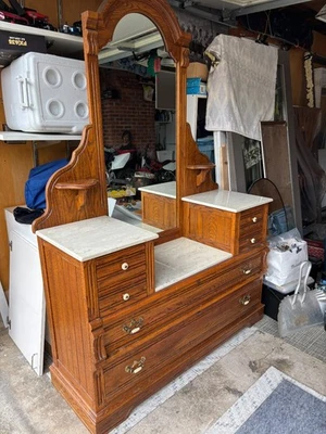 Tocador vintage Lexington de roble y mármol con dos apliques - Recuerdos  Foto 1 de 3