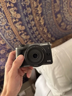 Cámara digital Canon EOS M6 sin espejo 24,2 MP con paquete de lentes STM de 15-45 mm Foto 1 de 4