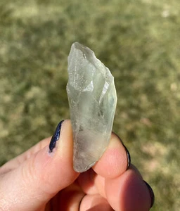 Roher Prasiolithkristall - natürlicher grüner Amethystkristall aus Brasilien, selten - Bild 1 von 8