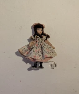 Casa de muñecas escala 1:24 muñeca de porcelana DOL324 - Imagen 1 de 3