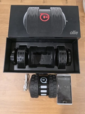 Juguete robot Ollie operado por aplicación Sphero con cable de carga. Funciona muy bien Foto 1 de 4