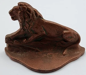 Vintage Metallguss Löwe Figur Kupferoptik klein Schreibtisch Statue Briefbeschwerer - Bild 1 von 5