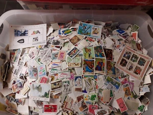 XXL Briefmarken Kiste Welt ca 10000 papierfreie Marken dazu Blöcke,Bögen U.S.W. - Bild 1 von 8