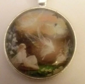 Necklace, Pendant; Fairies with a silver pendant and chain. - Picture 1 of 3