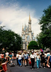 Disney World Aschenputtel Schloss Menschen Urlaub Schnappschuss Vintage Farbfoto  - Bild 1 von 2