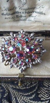 SPILLA a grappolo con strass aurora boreale rosa argentato ovale vintage anni... - Immagine 1 di 4