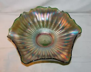 Tazón vintage de 11"" Fenton vidrio de carnaval rayos rayados verde con volantes - Imagen 1 de 4