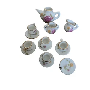 Casa de Muñecas Miniatura Asiento de Té Floral Rosa Blanco Juego de 14 Piezas Tetera Dream Sugar - Imagen 1 de 4