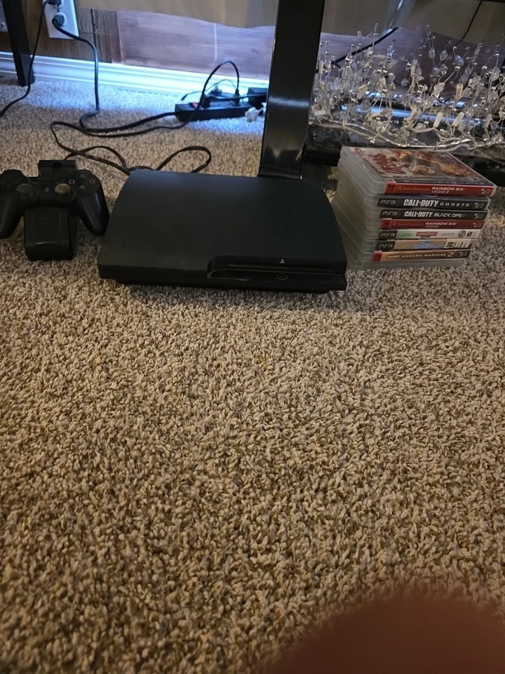 PS3 con 8 juegos y 2 mandos ¡Funciona perfecto! Foto 1 de 2