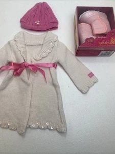American Girl bambola rosa maglione cappotto + cappello vestito usato in ottime condizioni + stivali da neve nuovi Rosy Snow - Foto 1 di 10