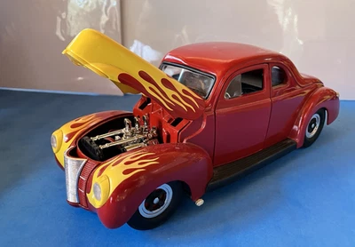 Universal Hobbies Eagle's Race Ford 1940 Deluxe Hot Rod vermelho com chamas - 1/18 - Imagem 1 de 4