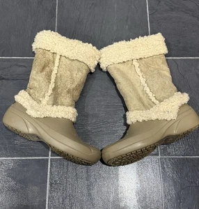Crocs Mujer Nadia Imitación Piel Sherpa Forrado Invierno Botas Zuecos Talla 9 Tostado Crema - Imagen 1 de 11