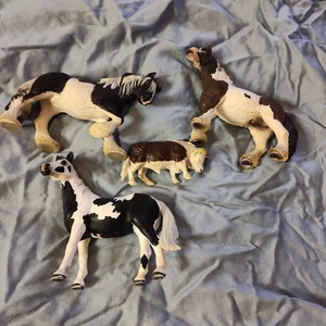 giocattoli Schleich. Stallone armeggiatore 4 cavalli (1 marrone e 3 bianco e nero) - Foto 1 di 24