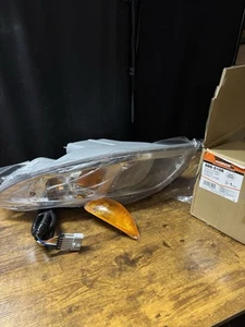 02-18 INTERNATIONAL 4100 4300 4400 8500 8600 CE SERIES DRIVER HEADLIGHT 888-5106 - Picture 1 of 5