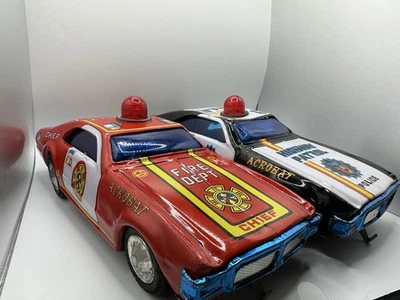 Lote de carros de brinquedo de estanho vintage acrobata chefe de polícia e bombeiros carros do Japão não testados - Imagem 1 de 4