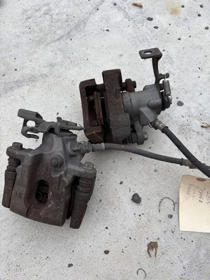 Pinzas de freno traseras de 2 piezas para Toyota Prius 2010 2011 2012 2013 2014 2015 OEM Foto 1 de 4