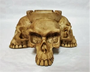 Posacenere Quattro Teschi Scheletri SCHELETRO HORROR RESINA - 98 W.U.I. - USATO - Foto 1 di 11