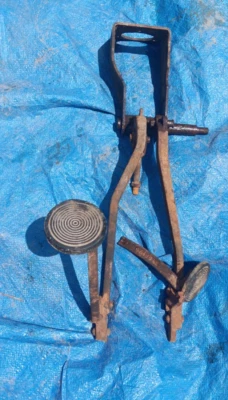 Conjunto de pedal de freno y embrague de un camión Studebaker M16 1947 Foto 1 de 4