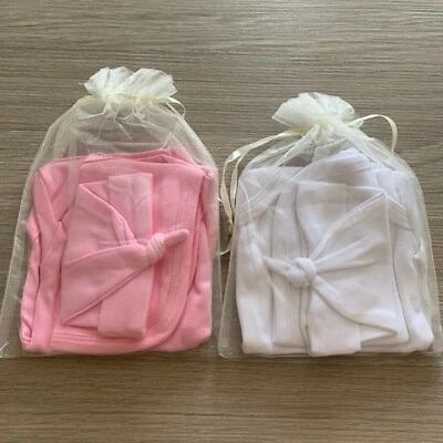 Nuevo Sombrero de Bebé Pechera y Chaleco Juego de Regalo en Elegante Bolso de Organza Edad 0-3 Meses Foto 1 de 3