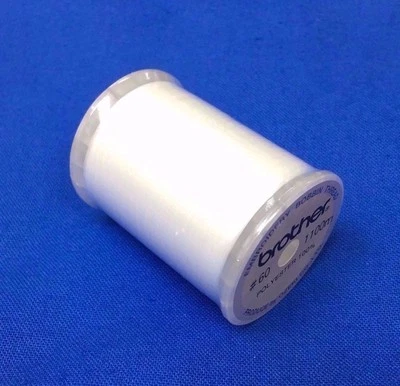Hilo de bobina bordado genuino Brother, blanco #60, 1100 metros, #X81164001 Foto 1 de 3
