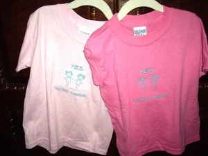 T28 GUC Mädchen Gr. XS 2 Gildan T-Shirts für Zwillingsmädchen "Yes We're Twins!" Rosa - Bild 1 von 9