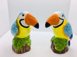 CERAMIC TROPICAL PARROTS SALT AND PEPPER SHAKERS RAINFOREST BIRD - Picture 1 of 6