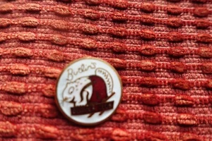 Butlins Beaver Club badge VG + white red gold - Picture 1 of 2