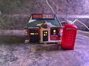 Coca Cola Vintage Porcelana Snow Village Colección Iluminado Tucker's Garage - Imagen 1 de 8