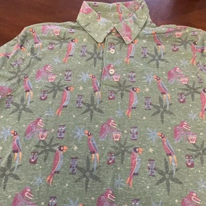 Polo Tiki Room Disney Parks PICCOLA pappagalli batterista verde sbiadito nuova etichetta - Foto 1 di 5
