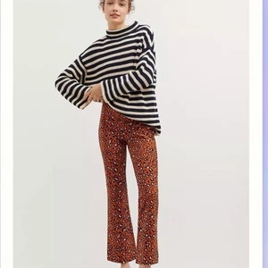 Maeve for Anthropologie Margot Kick Flare Pull-On Gepard Print Hose Large  - Bild 1 von 9