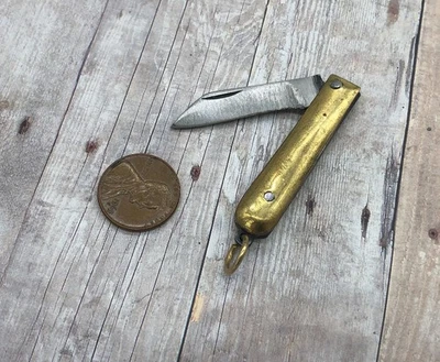 Mini cuchillo de bolsillo colgante de latón hecho a mano con lazo - encanto estilo vintage Foto 1 de 4