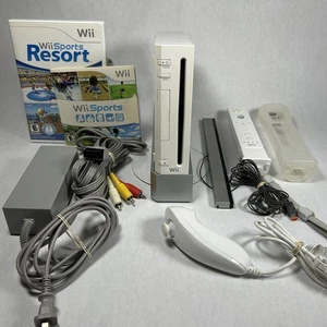Nintendo Wii Console (RVL-001) Bundle w/ Wii Sports, Wii Fit, & Accessories - Foto 1 di 3