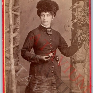 Foto CDV de fantasía de joven dama sosteniendo algo de la década de 1870 O'Callaghan Patrick St H41 - Imagen 1 de 3