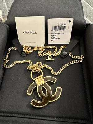 NUEVO EN CAJA $1225 Auténtico CHANEL Esmalte CC Logo Collar Dorado/Marrón Foto 1 de 4