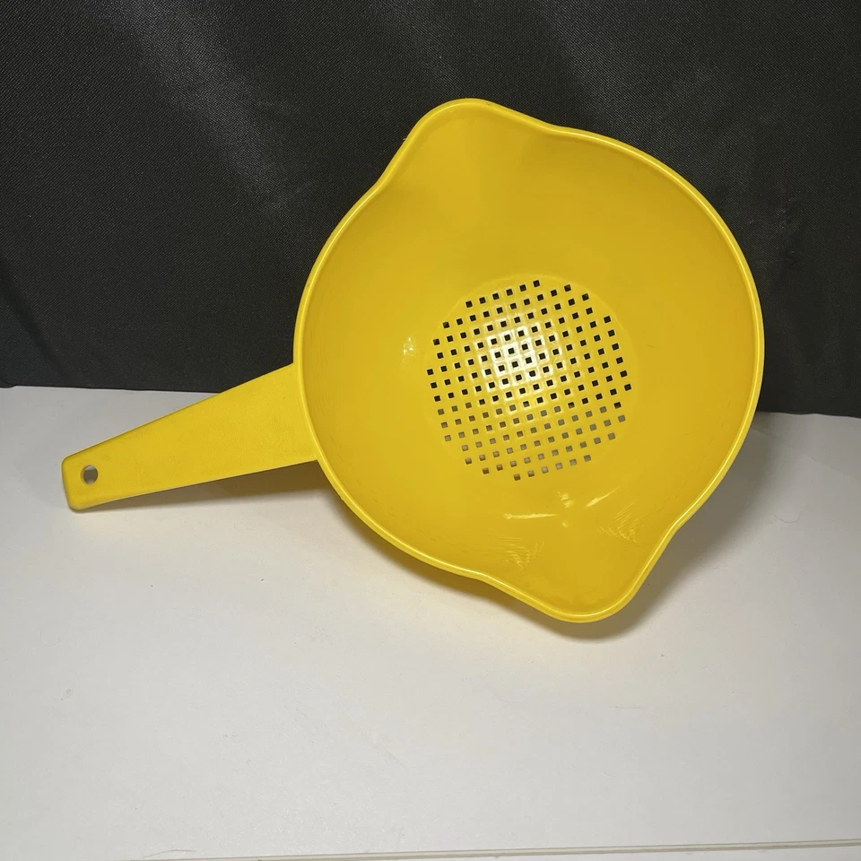 Vintage Tupperware 1 Quart Yellow Colander Pasta Strainer 1200 - Image 1 of 4