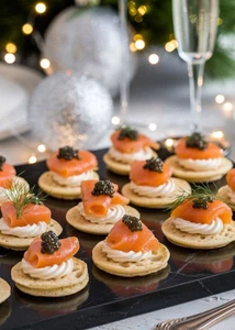 Luxus Gourmet Tasting Kaviar Set: Räucherlachs, 2 schwarze Kaviar, Creme & Blinis - Bild 1 von 11