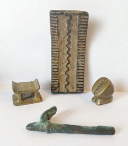 Ensemble de quatre poids à peser la poudre d'or. GHANA, Afrique, XIXème siècle. - Bild 1 von 4