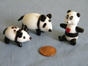 Lotto di 3 statuine in miniatura arte vetro panda orso ~ una con cristallo cuore rosso - Foto 1 di 6