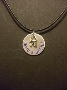 Paare Mama personalisiert Name handgestempelt Aluminium Halskette mit Liebe L < 3VE Charm - Bild 1 von 4
