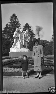 Portrait femme + enfant square Belfort Statue - négatif photo ancien an. 1940 - Picture 1 of 1