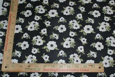 Tela de acolchado de flores simple Springs blanco y negro 2 yardas X 44 de ancho Foto 1 de 3