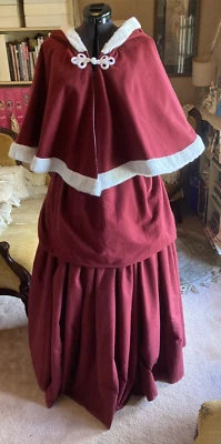 Mrs. Claus Dickens Xmas Caroler 开普裙维多利亚栗色法兰绒服装 OS — 第 1/4 张图片