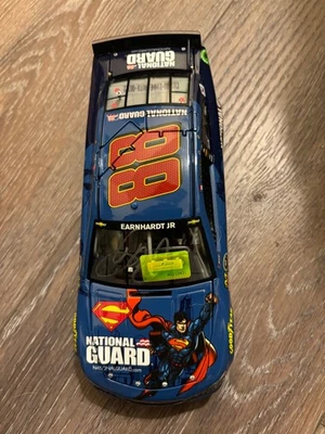 Dale Earnhardt Jr Guardia Nacional Superman 2014 1/24 Autografiado  Foto 1 de 4