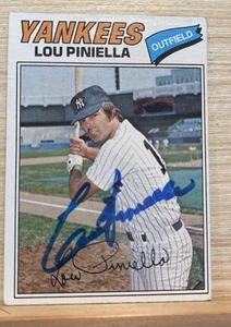 Tarjeta de béisbol firmada por Lou Piniella 1977 Topps #96 autógrafo de los Yankees de Nueva York - Imagen 1 de 2