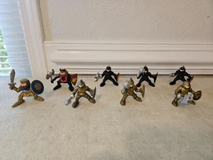 FIGURAS DE CABALLEROS FISHER PRICE GREAT ADVENTURES CASTILLO NEGRO Y DORADO - Imagen 1 de 3