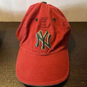 Berretto/cappello da baseball rosso NYY con emblema verde NY e accenti Babbo Natale sul retro taglia Med - Foto 1 di 13