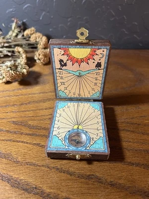 Brújula de bolsillo de madera vintage hecha en España díptico reloj de sol réplica Foto 1 de 4